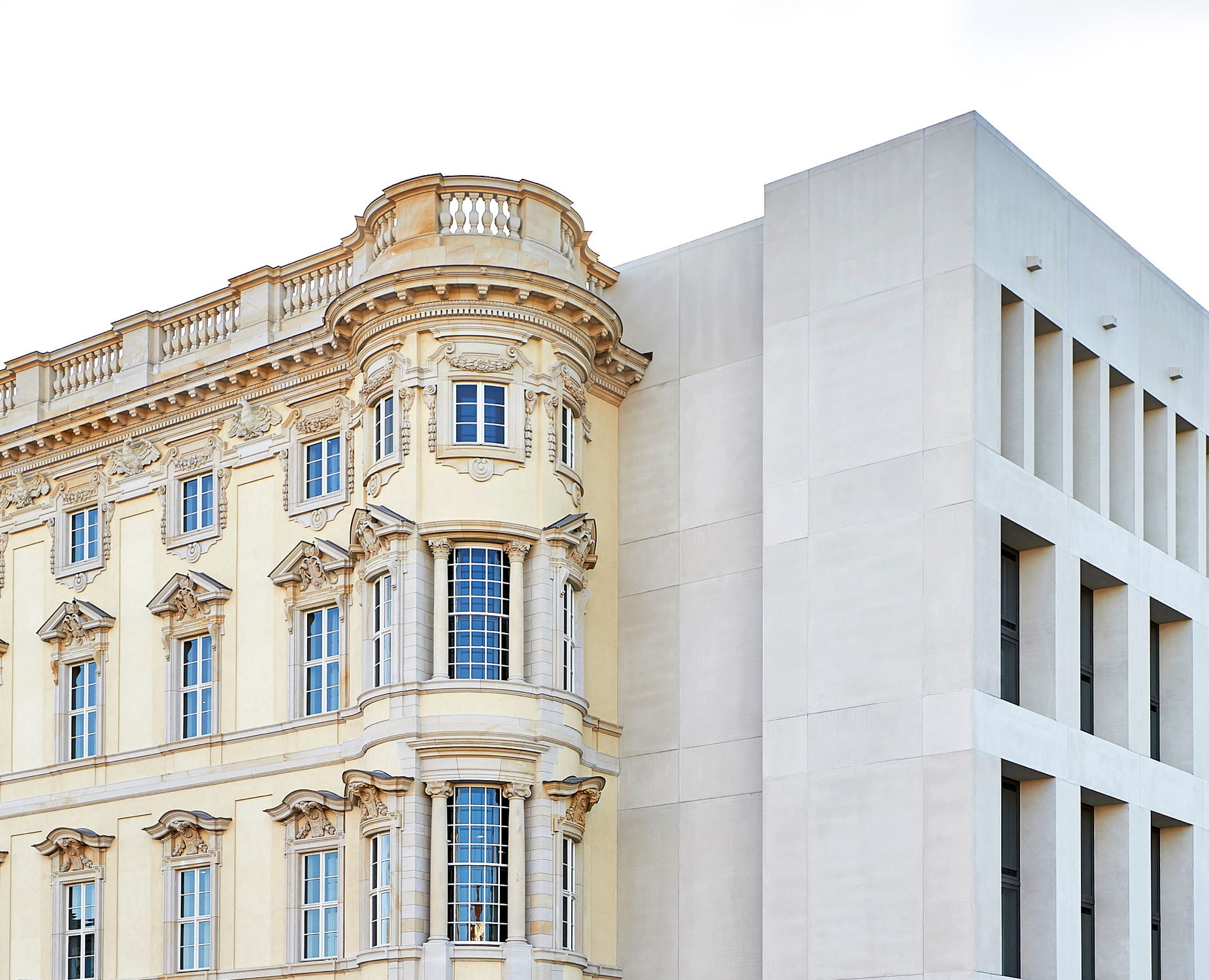 Hinter der fertigen Ostfassade, wo Franco Stella das Aufeinandertreffen von Neubau und Rekonstruktion inszeniert, traten Mängel an der Gebäudetechnik auf.