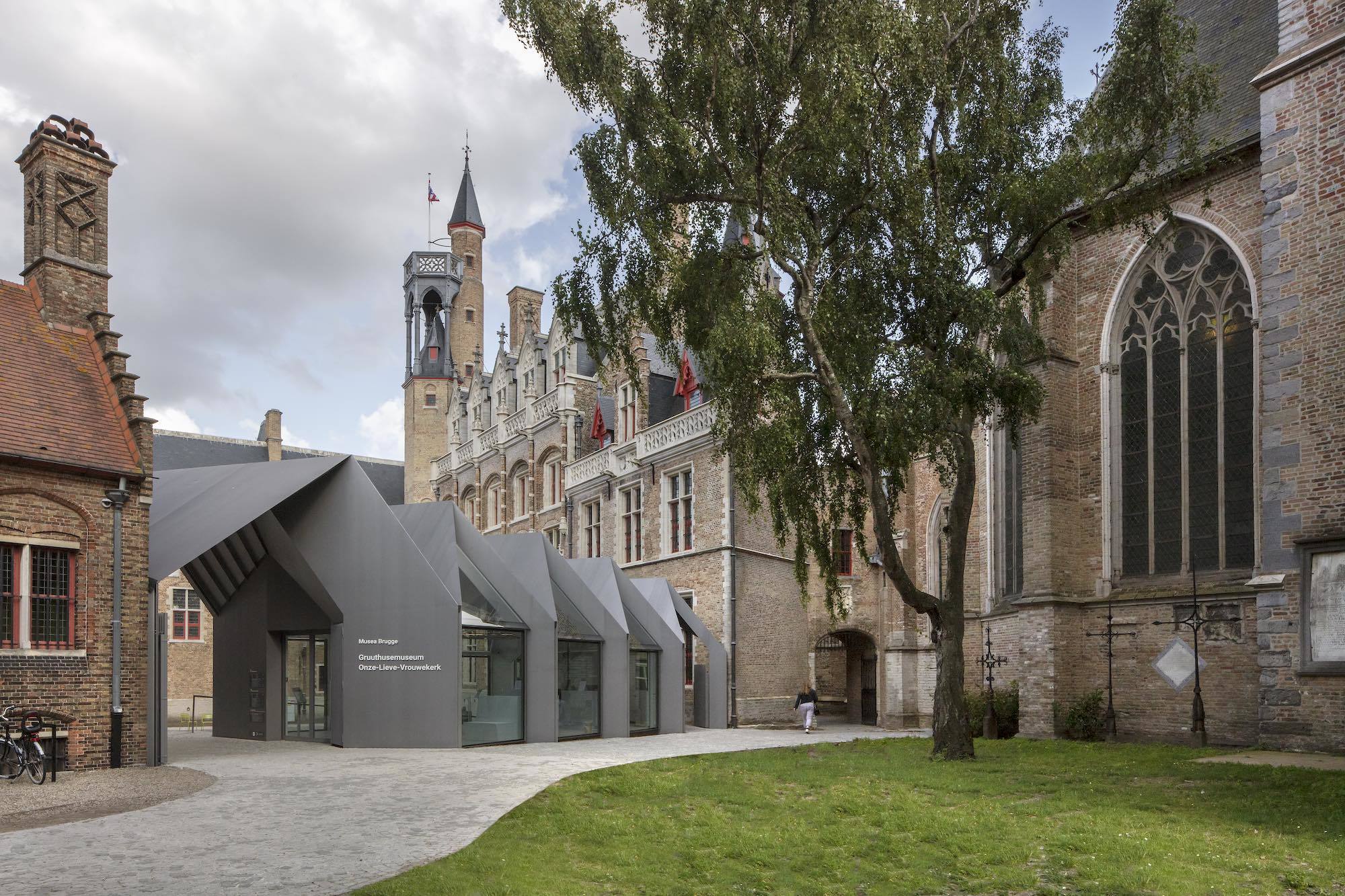 Der neue Pavillon zwischen Liebfrauenkirche (links) und Gruuthusemuseum (im Hintergrund).