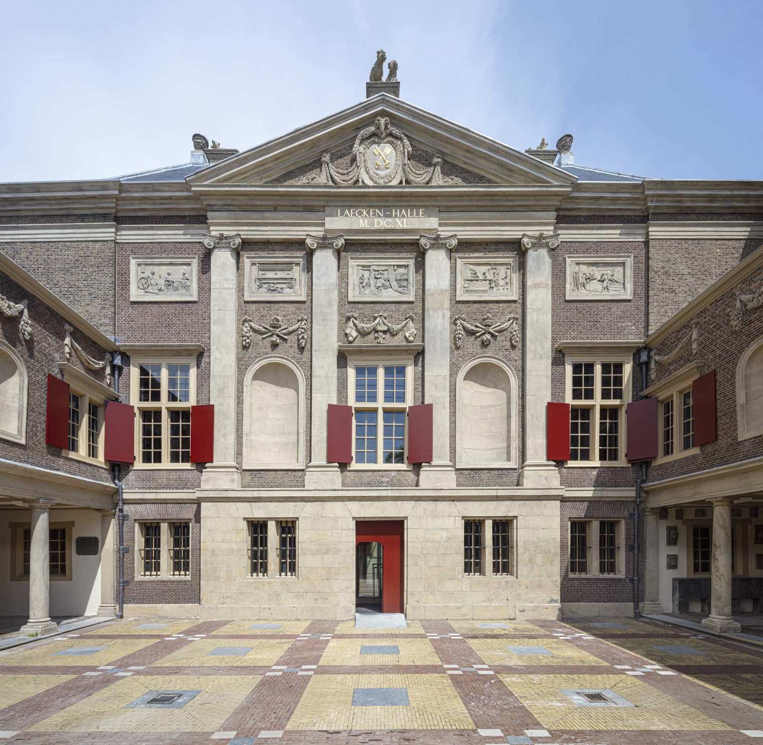 De Lakenhal ist ein Museum in einem prächtigen Stadthaus von 1641, das früher für den Stoffhandel genutzt wurde.