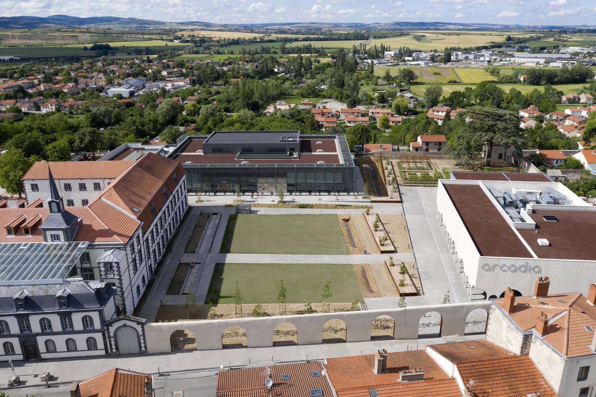 Der „Jardin de la Culture“ aus der Vogelperspektive: links das alte Kloster, mittig die Medienbibliothek und rechts das Kino.