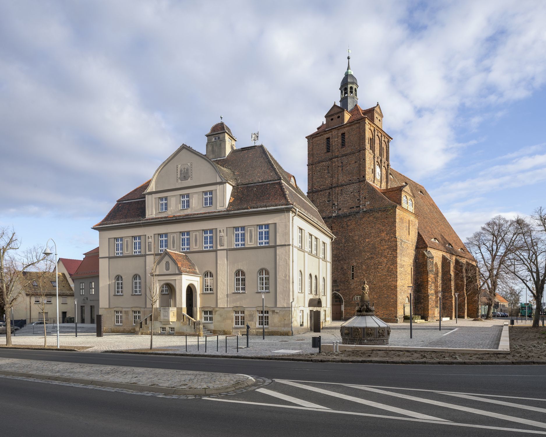 Die Backsteinkirche, der Gänsebrunnen und das Rathaus mit dem Nebengebäude bilden das Ensemble auf dem Marktplatz.