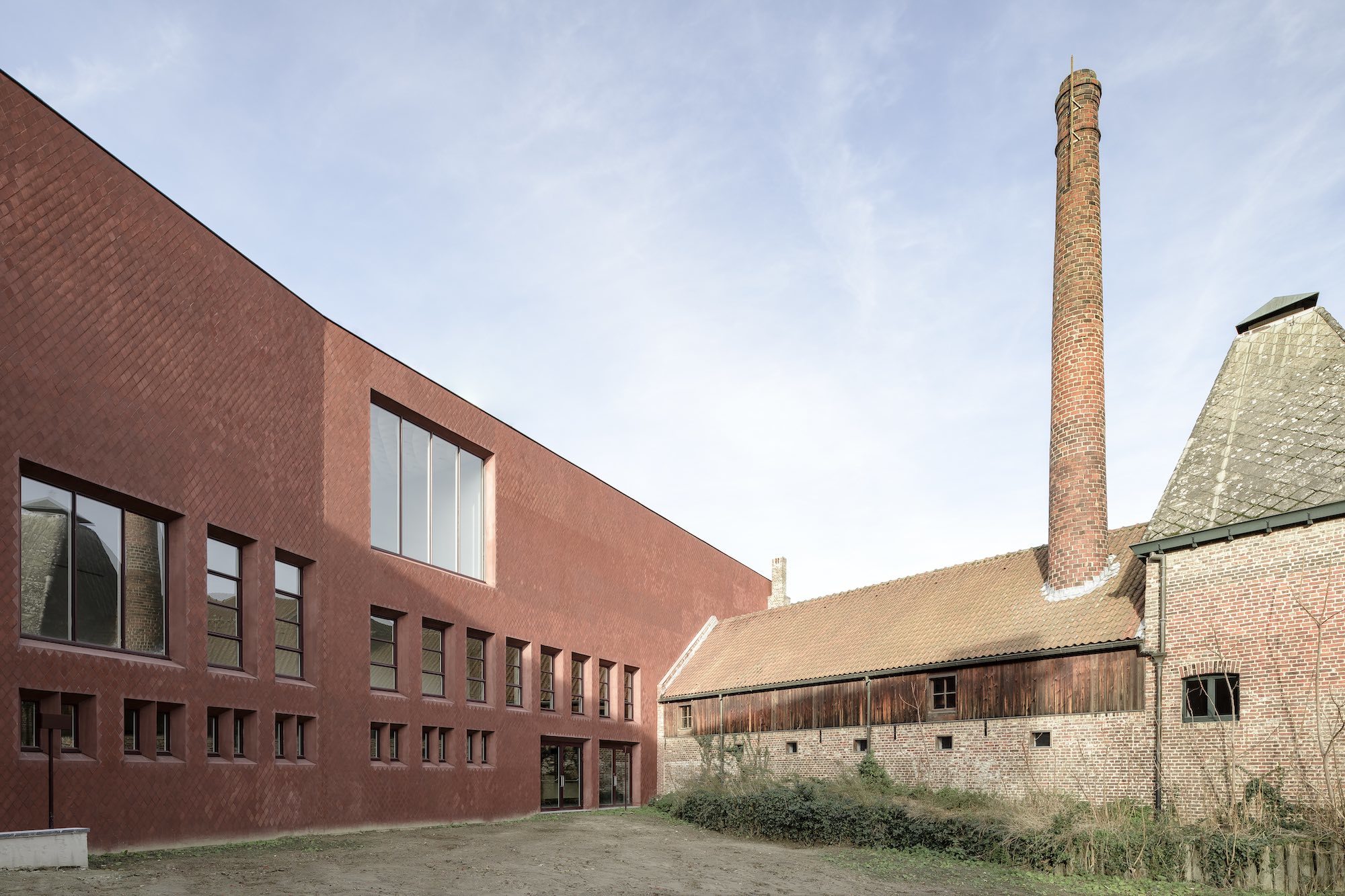 Die Erweiterung des Z33 schließt im Norden an die historischen Gebäude des Beginenhofs an.