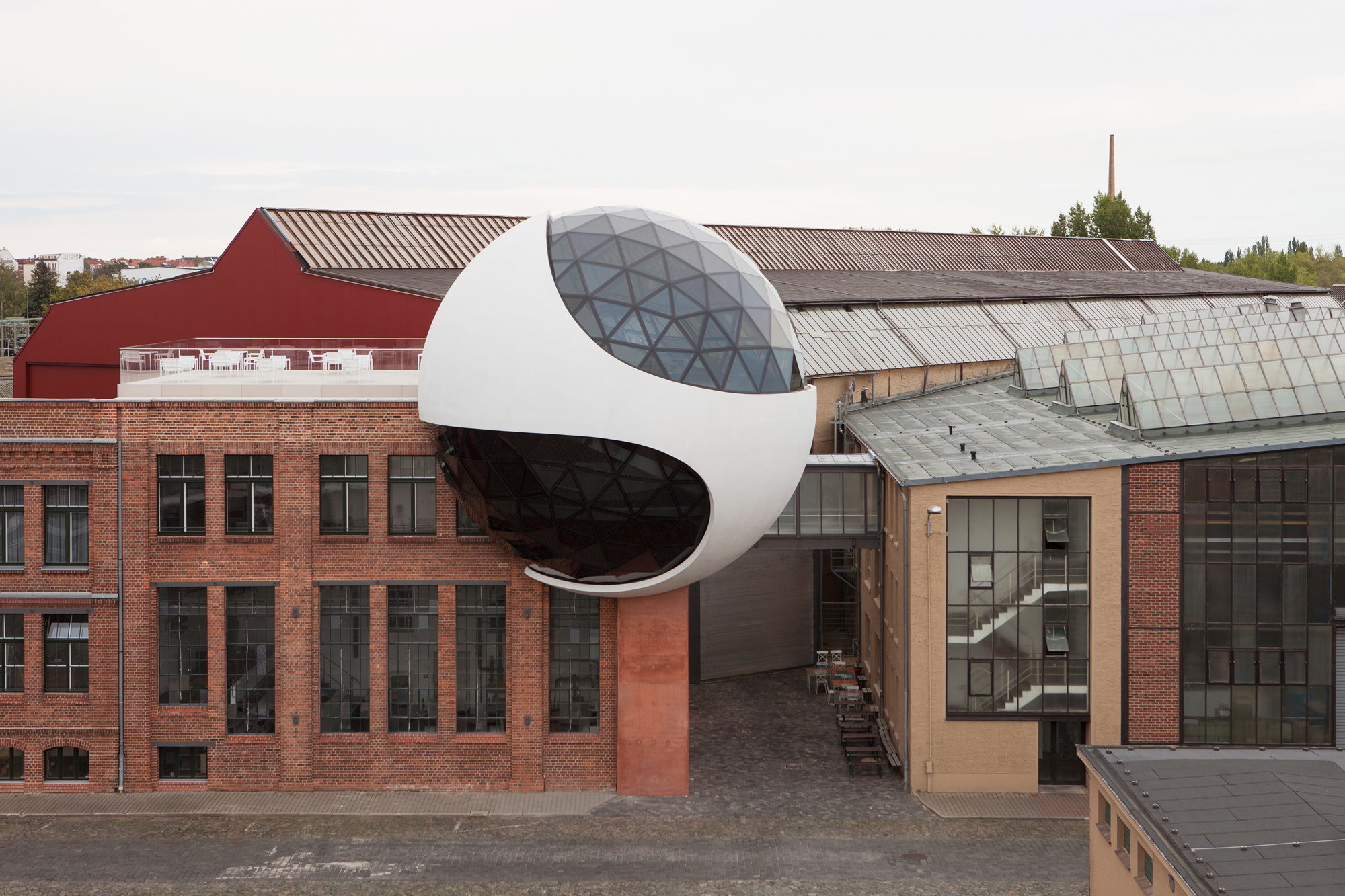 Kantine in Leipzig von Oscar Niemeyer und Harald Kern Architekturatelier