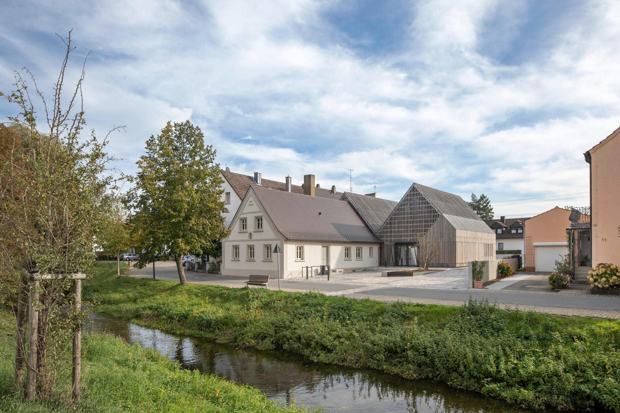 Der nach hinten gerückte Neubau führt die Körnung des städtebaulichen Umfelds fort.