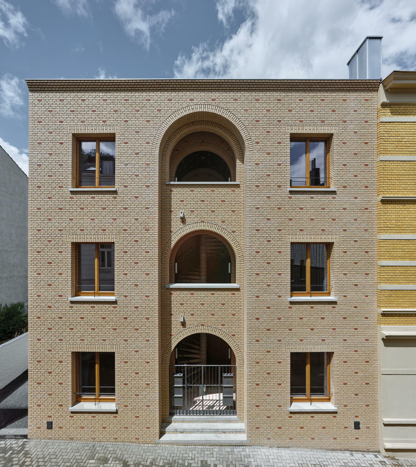 Sechs Miniapartments für Studierende verbergen sich hinter monumentalen Fassade.