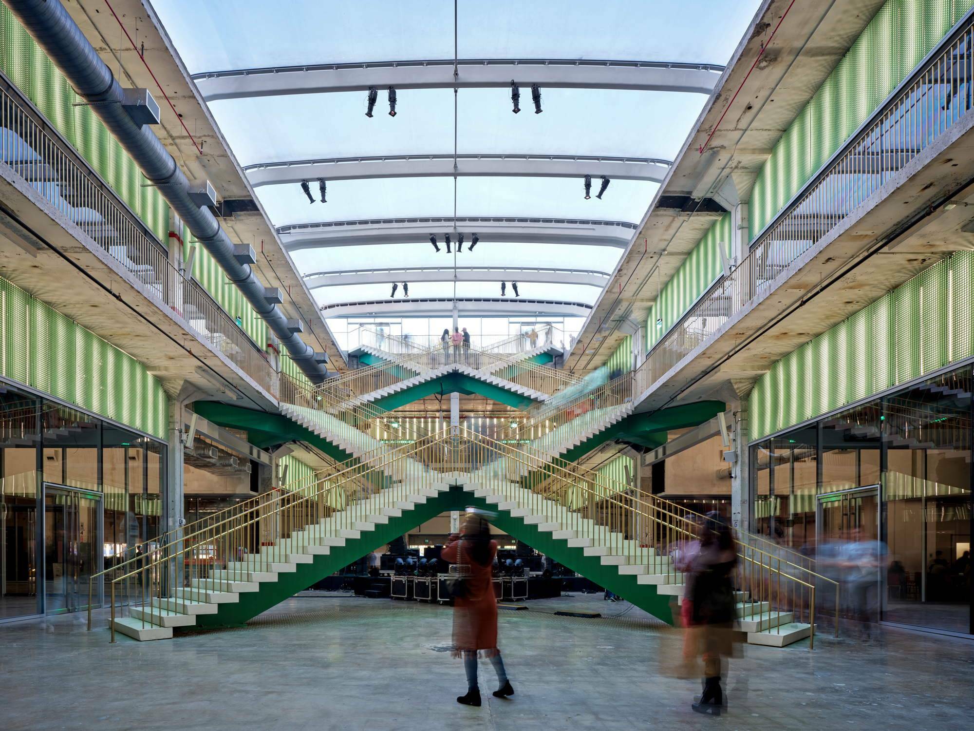 Skulpturale Treppenhäuser, wie hier im X-Atrium, füllen die neu geschaffenen Einschnitte in die vormalige Posthalle.