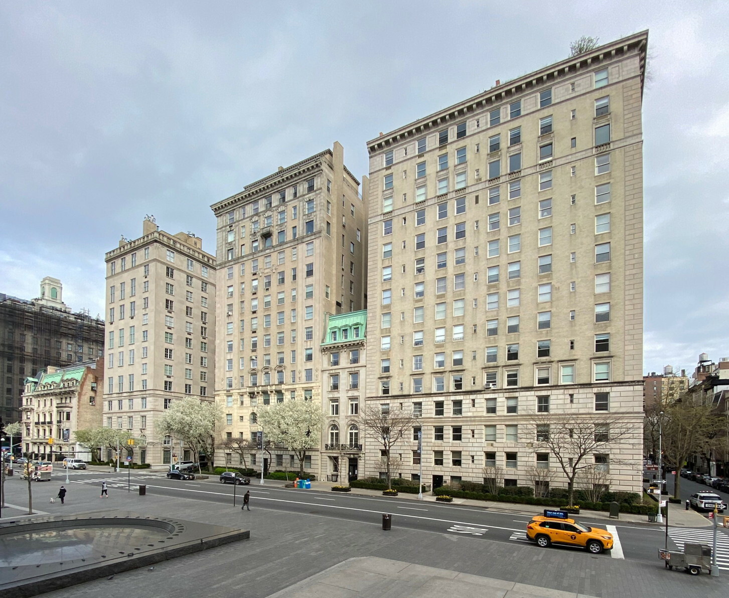 1. Rang: David Chipperfield Architects, London; KARO Architects, New York: Der Bestandsbau (mit grünem Dach) in Richtung 5th Avenue