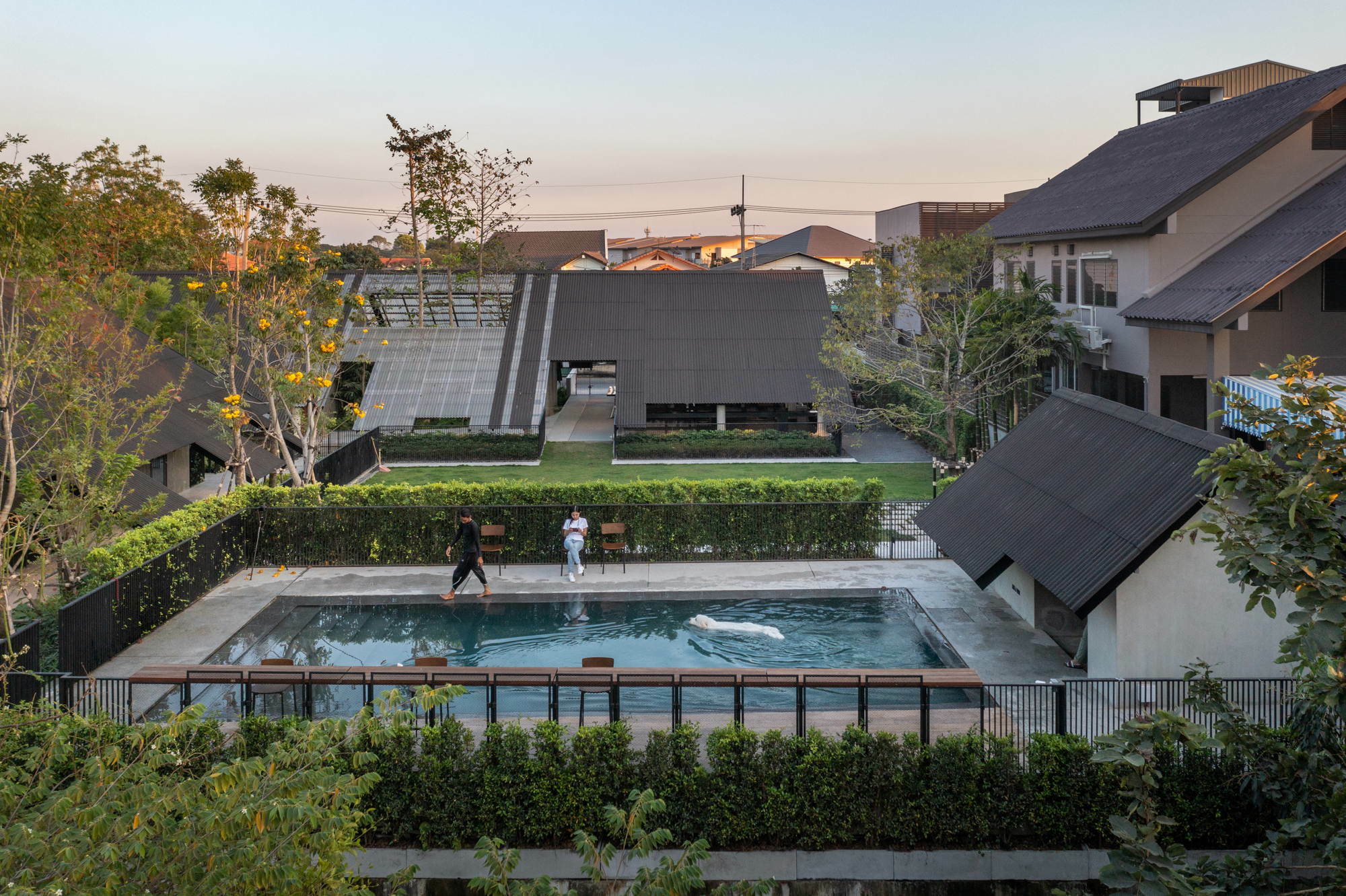 Wohnhaus mit Hundehotel von EKAR in Thailand 