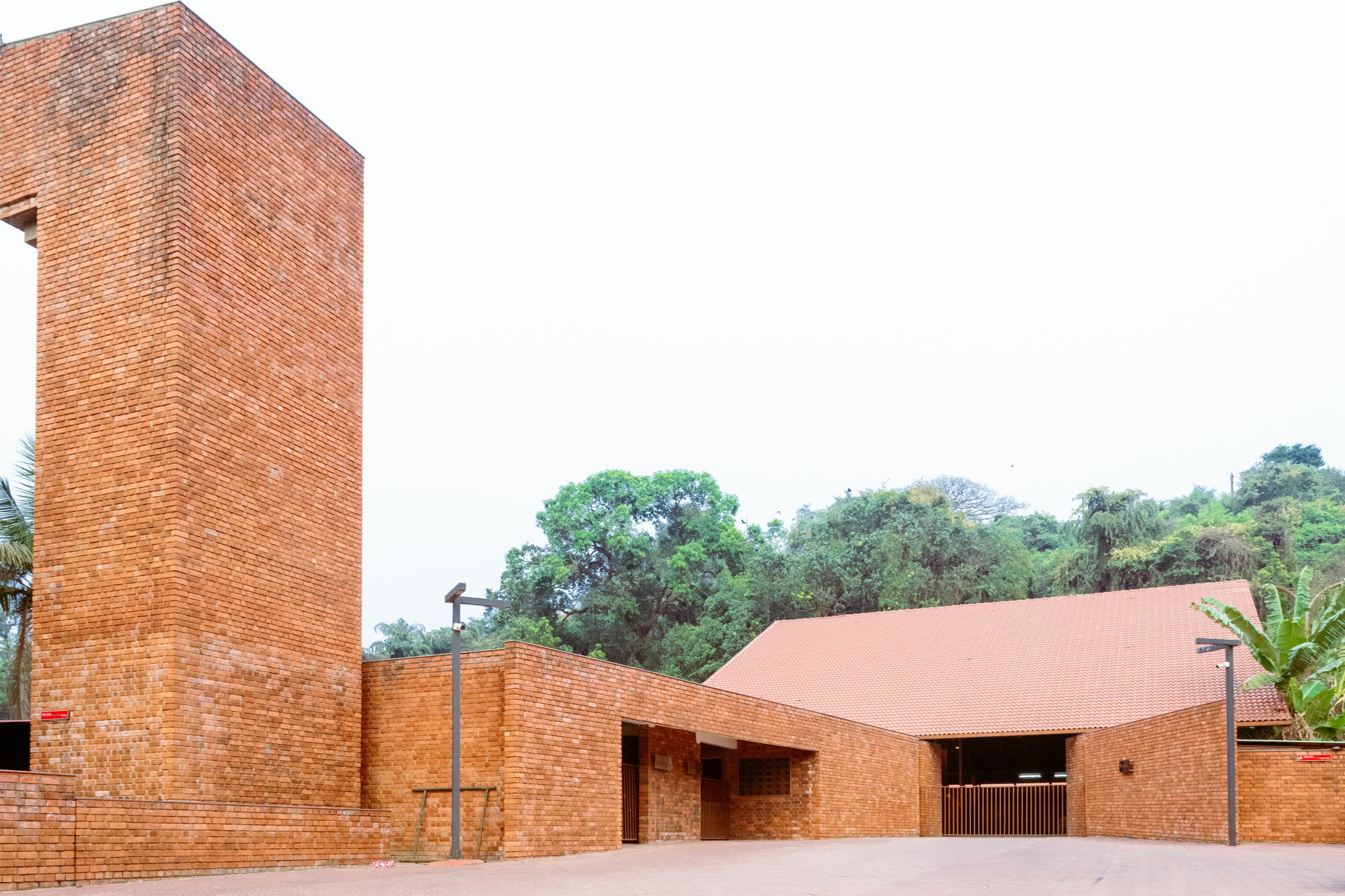 Interreligiöses Bestattungszentrum in Goa von Rahul Deshpande and Associates