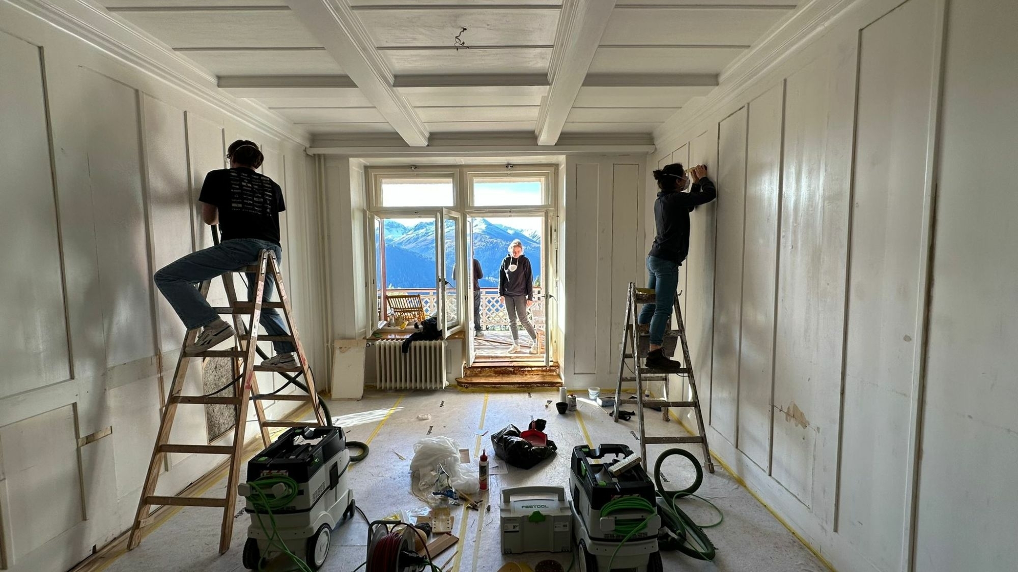 Auseinandersetzung mit dem Bestand – Reparaturworkshop von Silke Langenberg im Hotel Schatzalp in Davos