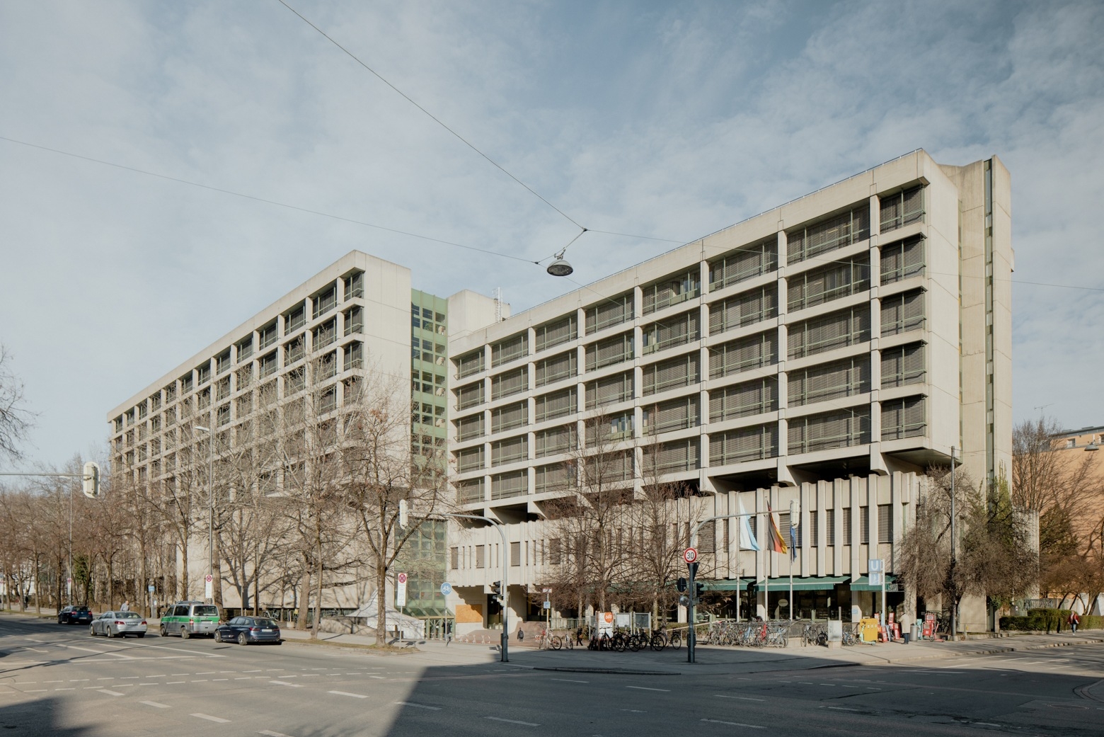 Das Gerichtsgebäude an der Nymphenburger Straße ist 1977 nach Plänen von Peter Kaup entstanden.