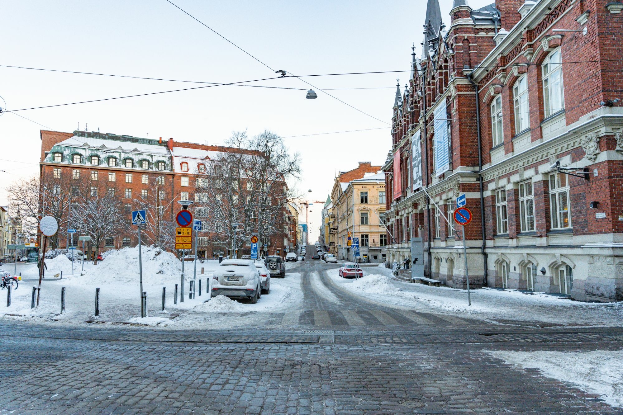 Helsinki Summer Streets 2023: Jeden Sommer sperrt die Stadt Helsinki einige zentrale Stra&szlig;en f&uuml;r den Autoverkehr und verwandelt sie in Fu&szlig;g&auml;ngerzonen. Als Teil des Gestaltungsprozesses f&uuml;r die Sommerstra&szlig;en 2023 wurde UrbanistAI in zwei partizipativen Pla