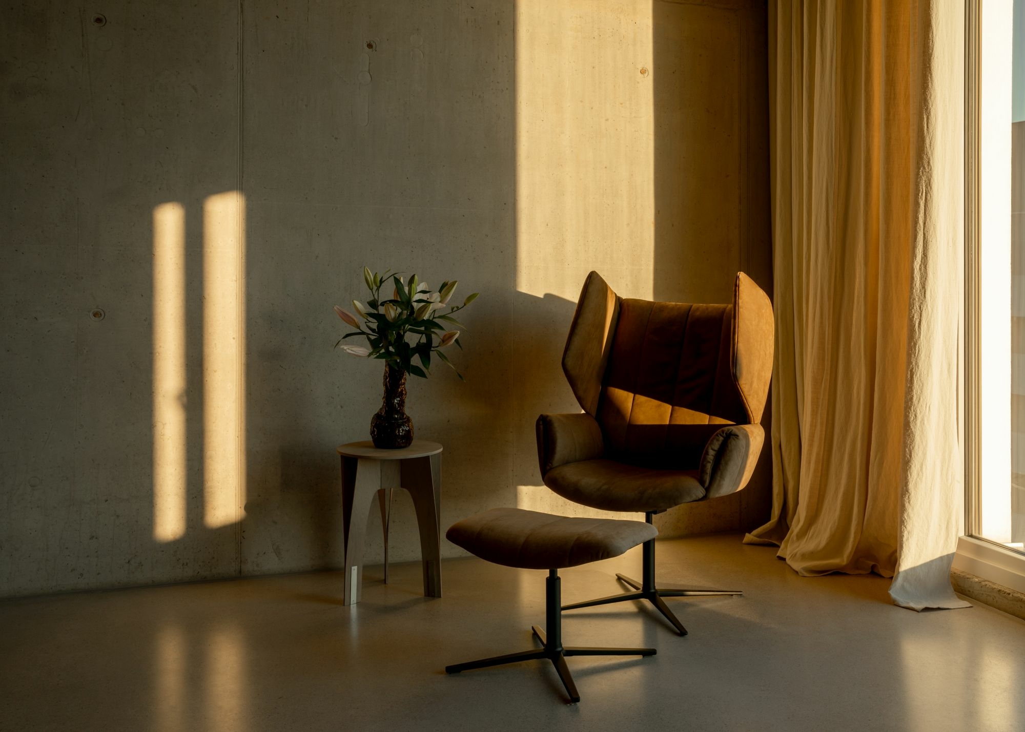 Ebenso wie beim Sofa ist beim Lounge Chair die aufgedoppelte Rückenlehne aufklappbar und der Sessel verwandelt sich zu einem geschützten Ohrensessel.