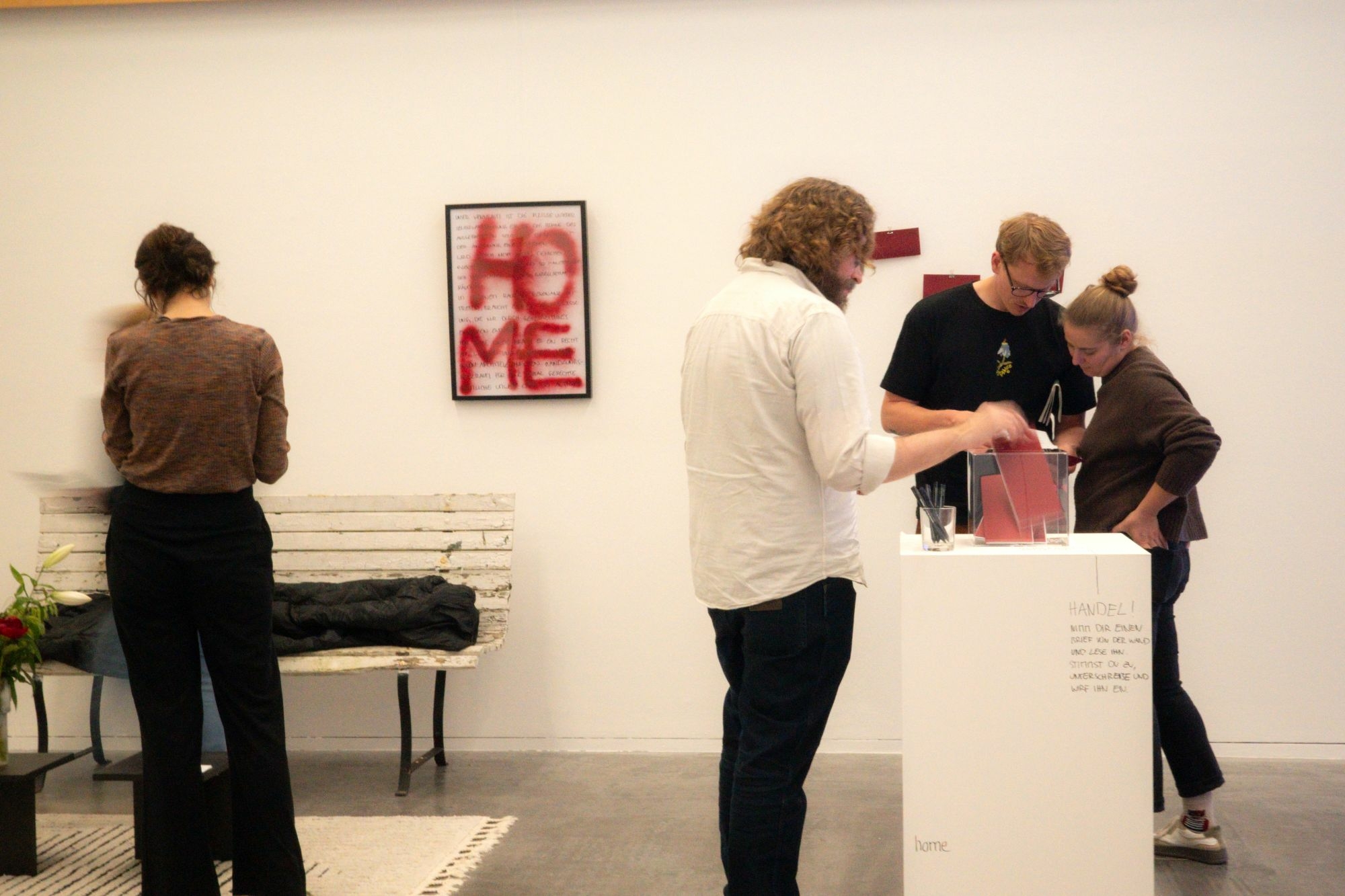 Installation DDW "In need of home" - Die gedruckten Briefe erläutern den Besuchenden die erarbeiteten Ansätze, um gegen die bestehende soziale Ungleichheit im Wohnen vorzugehen.