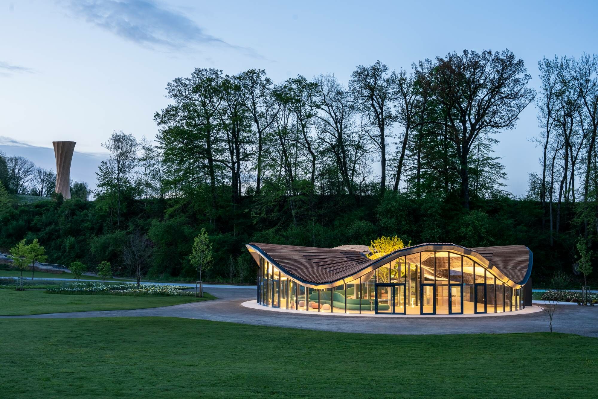 Der Wangen Turm und der Hybrid-Flachs Pavillon auf dem Gelände der Landesgartenschau in Wangen.