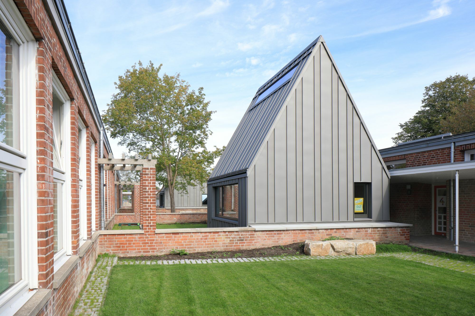 Schulerweiterung in Kiel von Schmieder. Dau. Architekten. und DOCK Architekten 