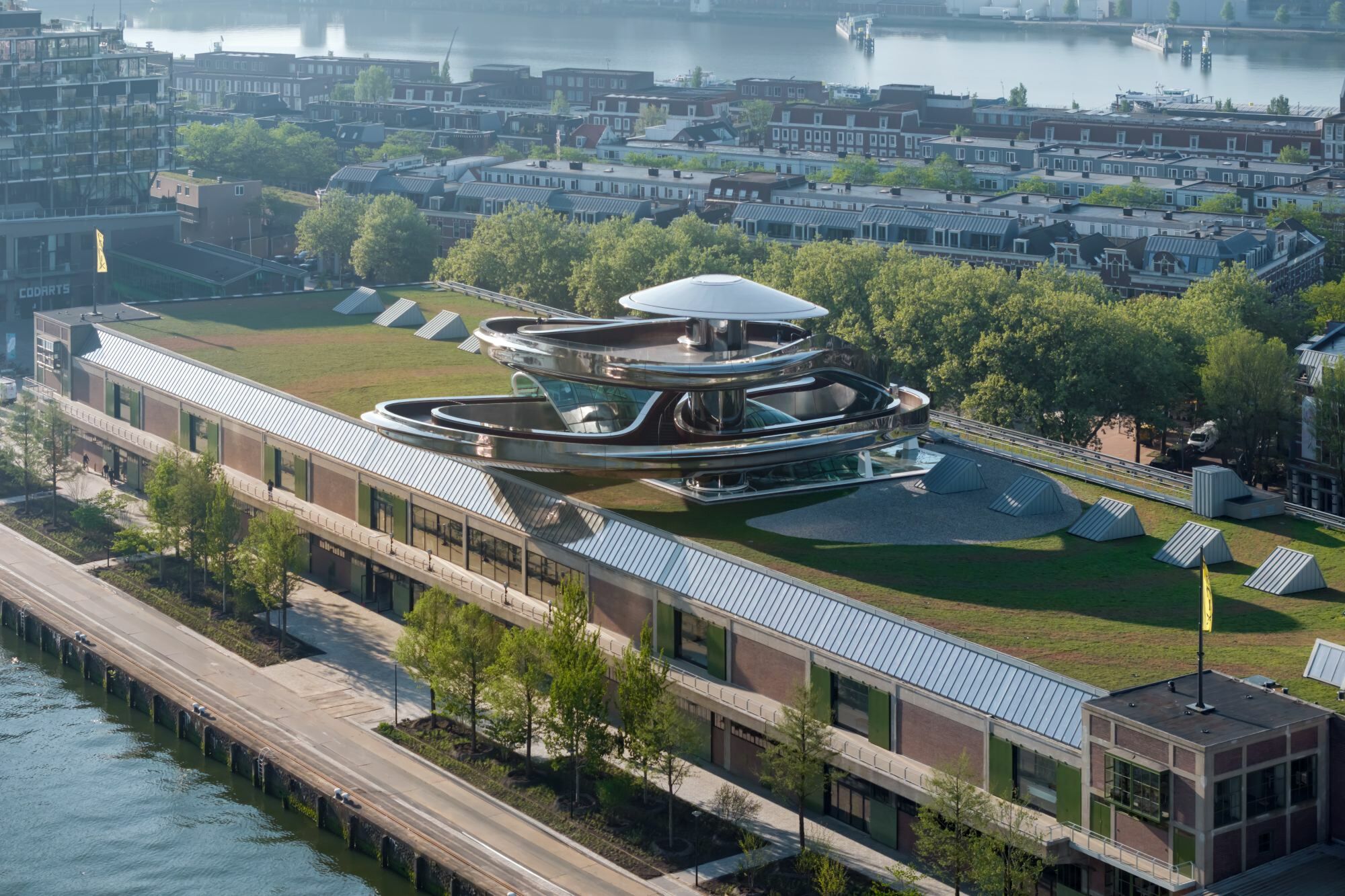 Gestern wurde in Rotterdam das neue Museum Fenix von MAD eröffnet. Sein Thema ist die Migration. Gezeigt wird Kunst.