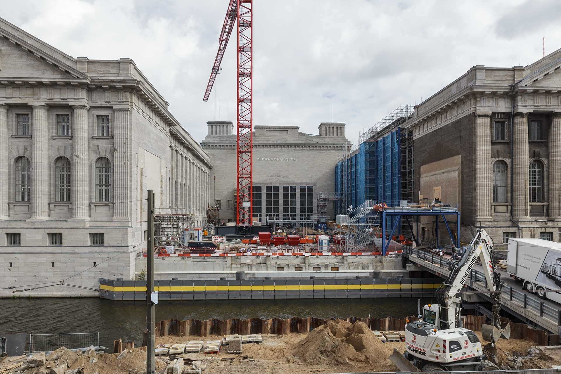 Die sanierte Fassade des Nordflügels und Mittelbaus im November 2025. Im Vordergrund finden derzeit Gründungsarbeiten für den Pergamonsteg statt.
