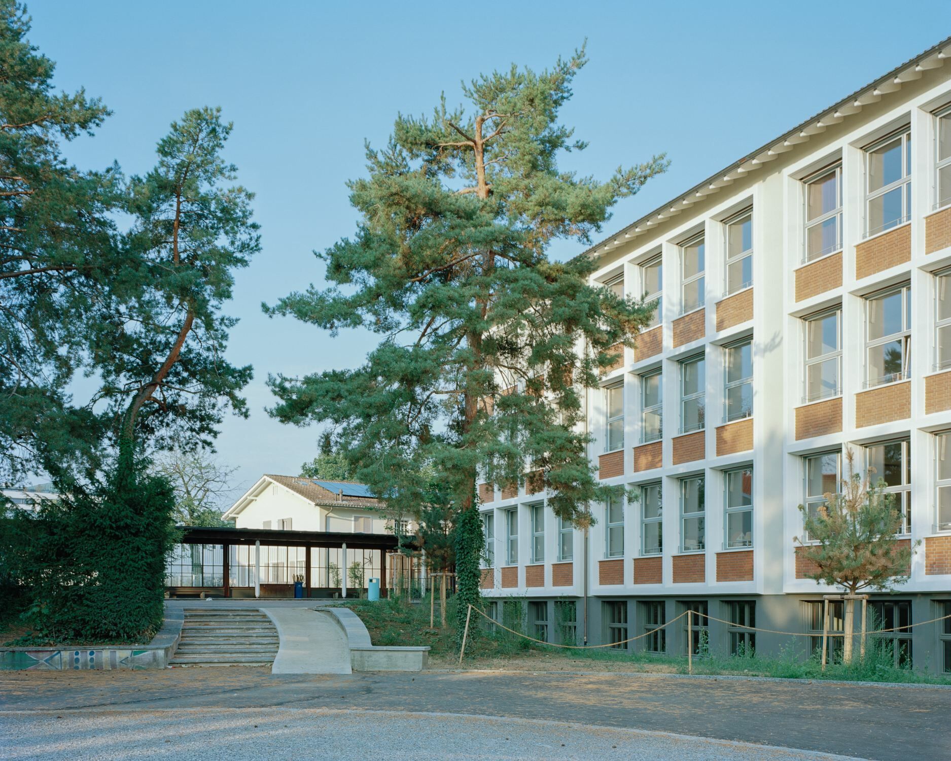 Schultrakt, im Hintergrund Pausenhalle und Aula