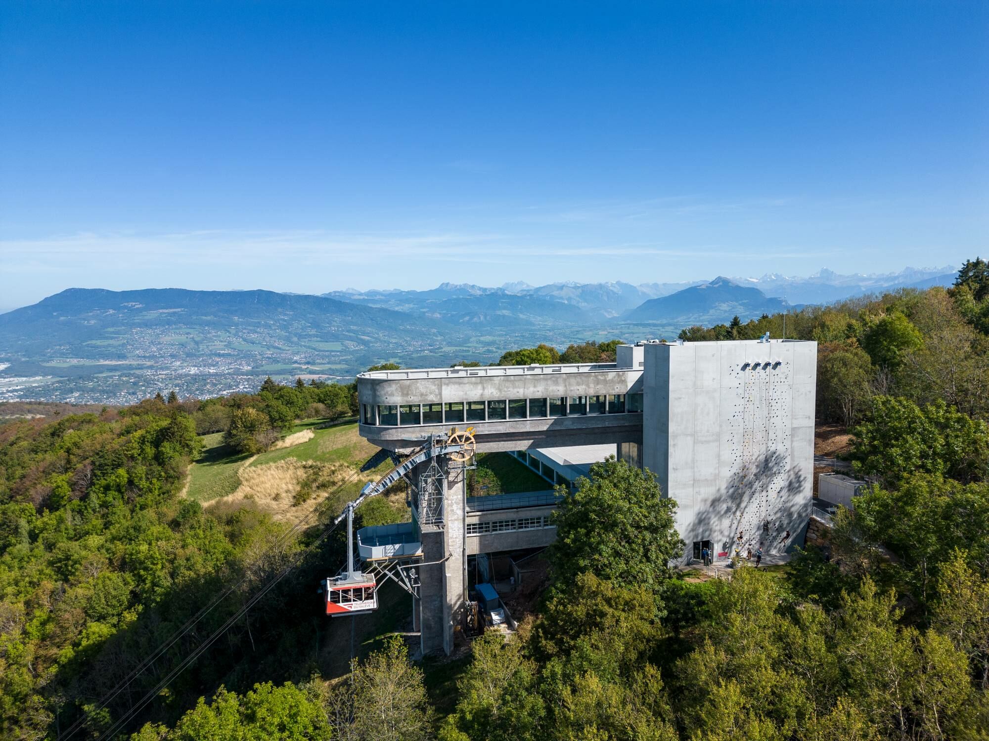 Sanierung und Umbau einer Bergstation von Devaux &amp; Devaux