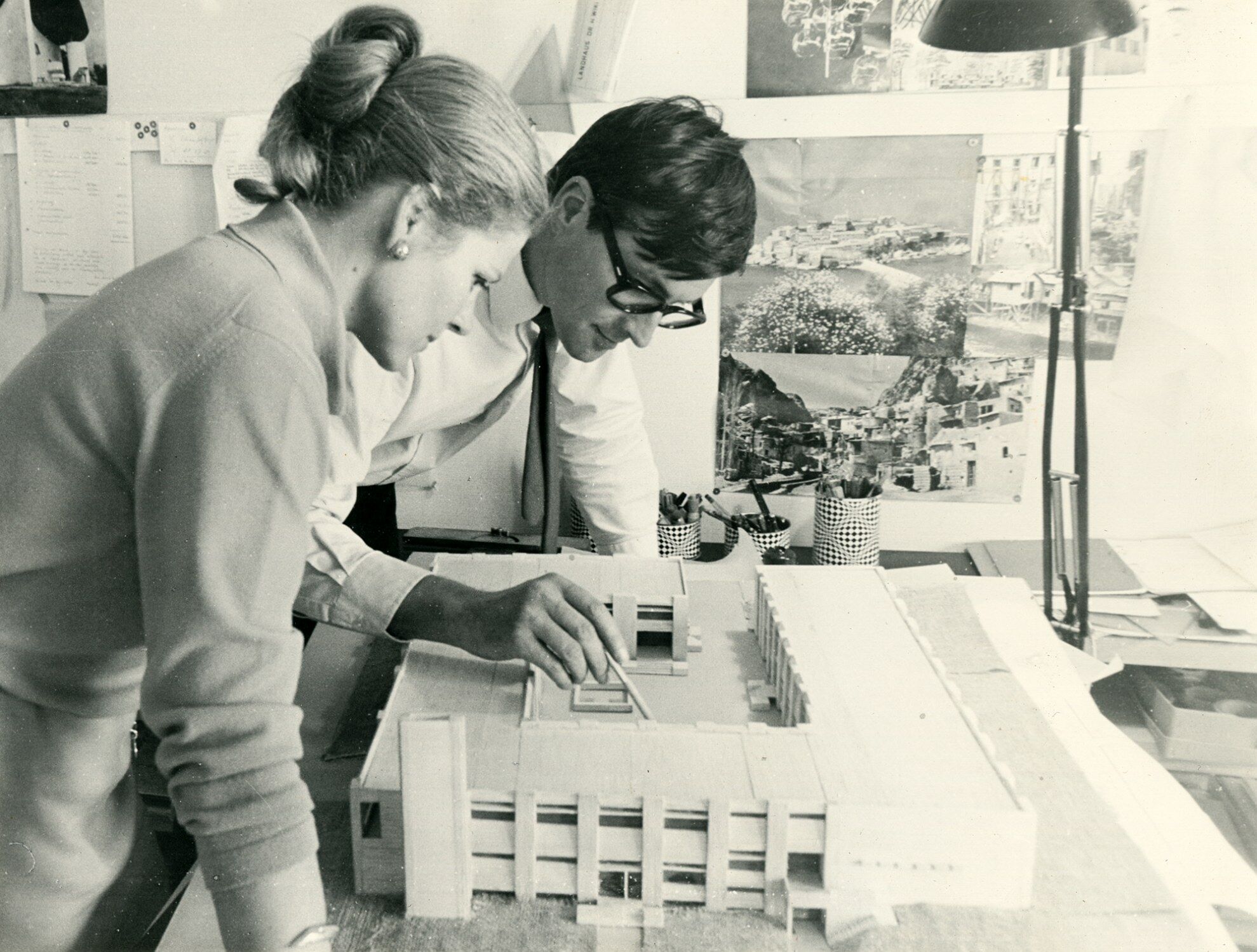 Esther und Rudolf Guyer mit einem Modell für die Kaserne Bremgarten, um 1965