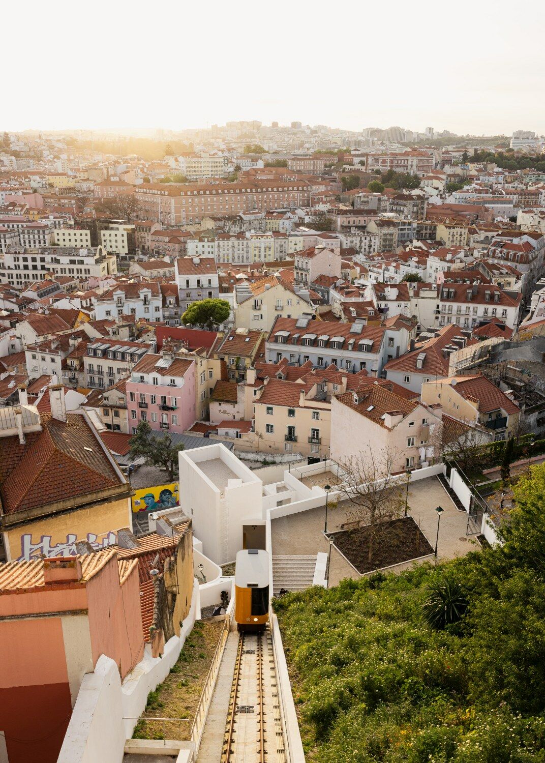 Standseilbahn in Lissabon von atelier bugio
