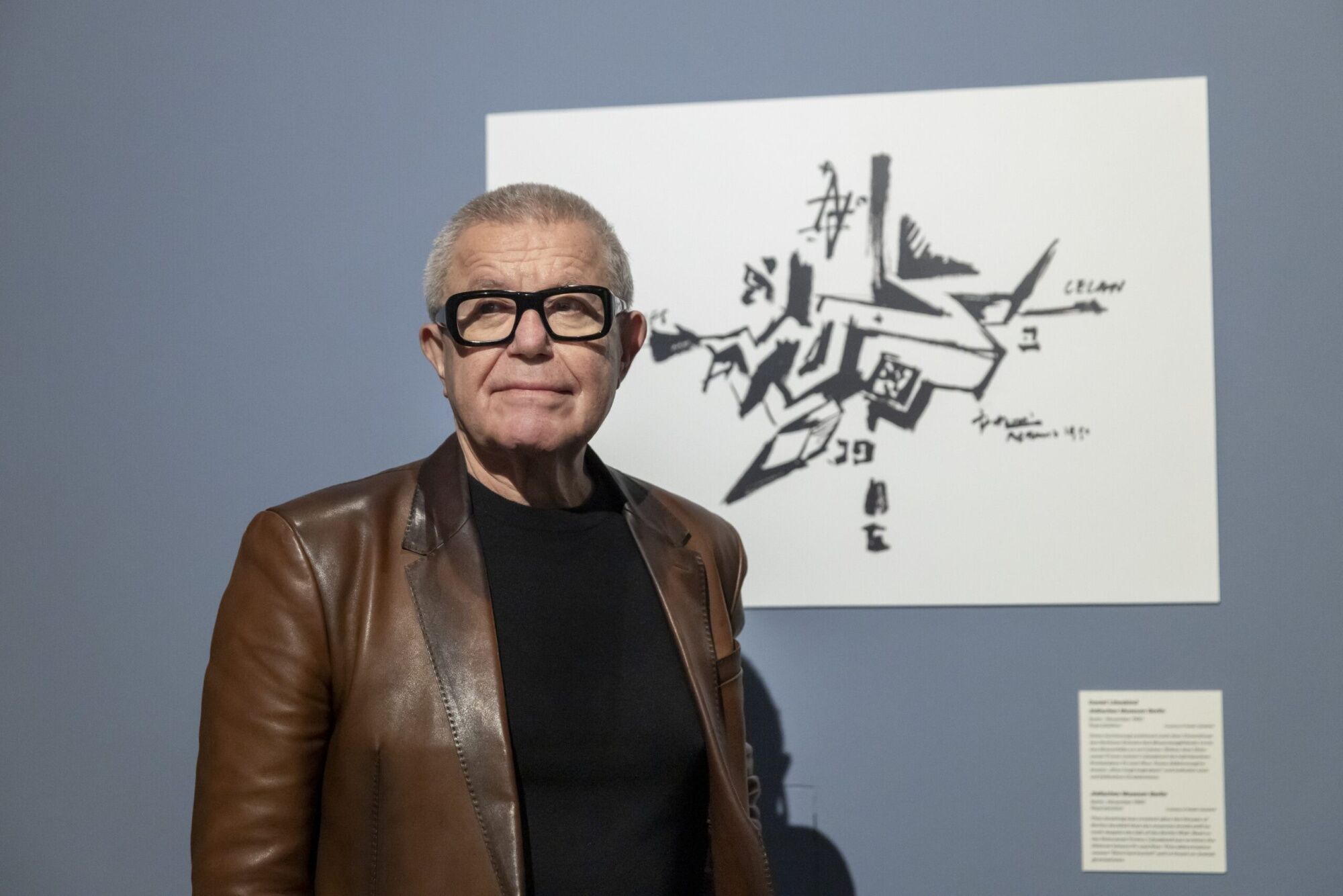 Daniel Libeskind mit der Skizze für das Jüdische Museum Berlin vor Ort, Mai 2026